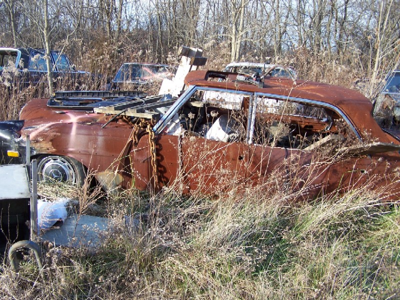 Illustration for article titled Over 1,000 Vintage Mercedes-Benzes Await The Cruel Jaws Of The Crusher In Kentucky